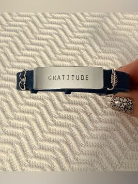Gratitude Engraved Navy Silicone Bracelet with Movable Hearts and Leaf Charms